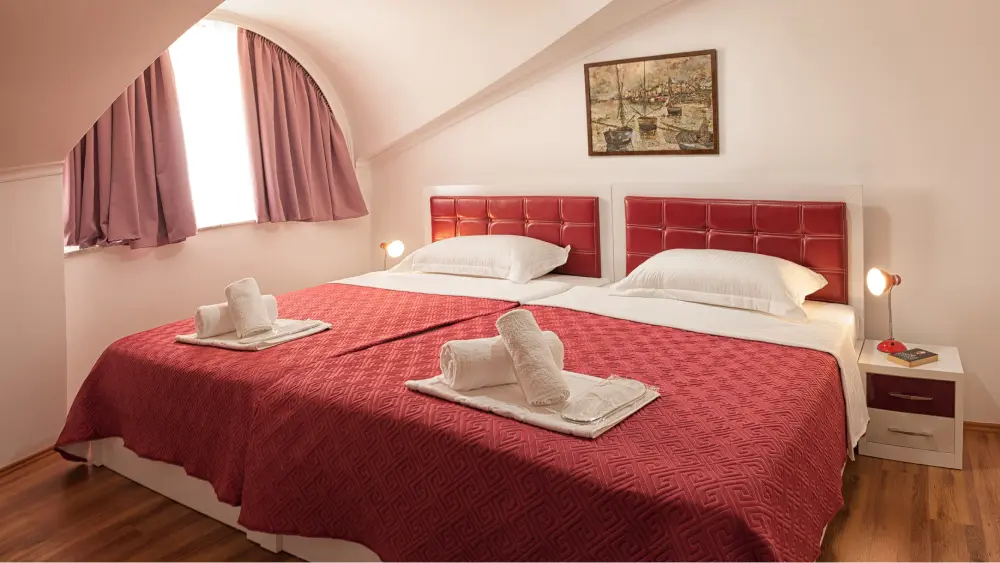 /images/gallery/accommodation-10.webp /images/gallery/accommodation-10.webp